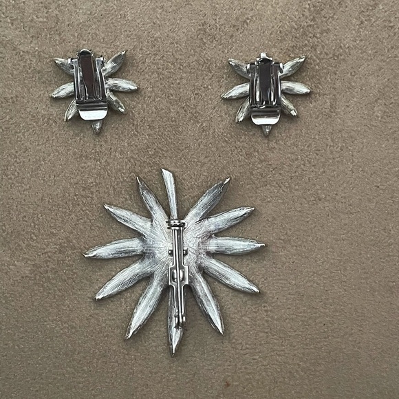 Vintage white poinsettia pin with matching clip back earrings. - Picture 6 of 6